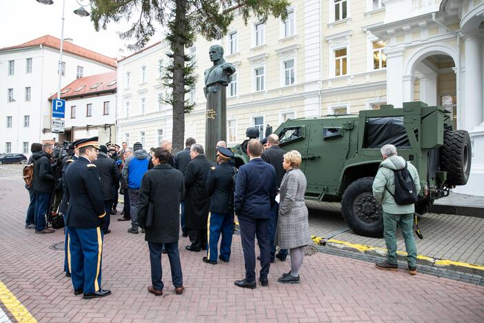 Kariuomenei perkami šarvuoti visureigiai