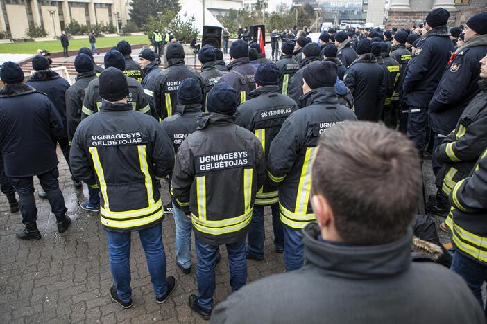 Pareigūnų protestas prie Seimo