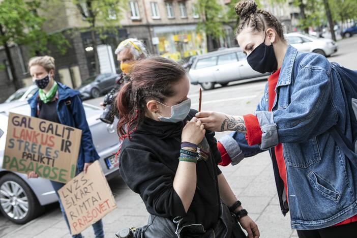 Aktyvistų protestas prieš medžioklę lankais