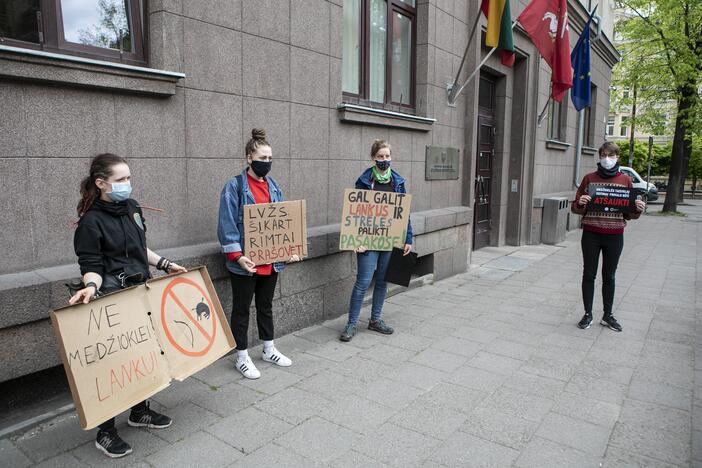 Aktyvistų protestas prieš medžioklę lankais