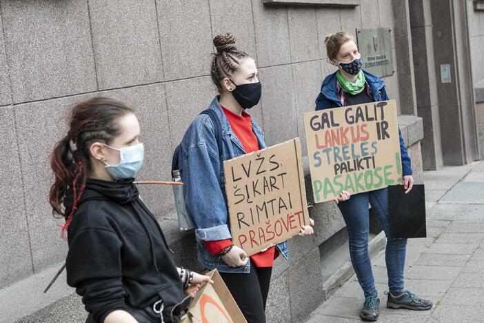 Aktyvistų protestas prieš medžioklę lankais