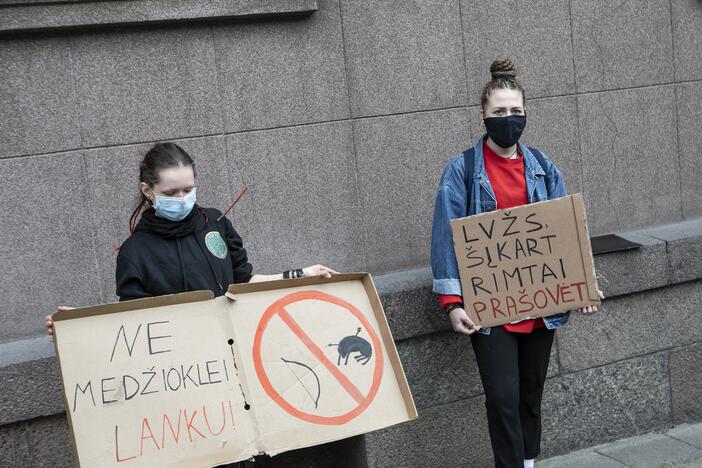 Aktyvistų protestas prieš medžioklę lankais