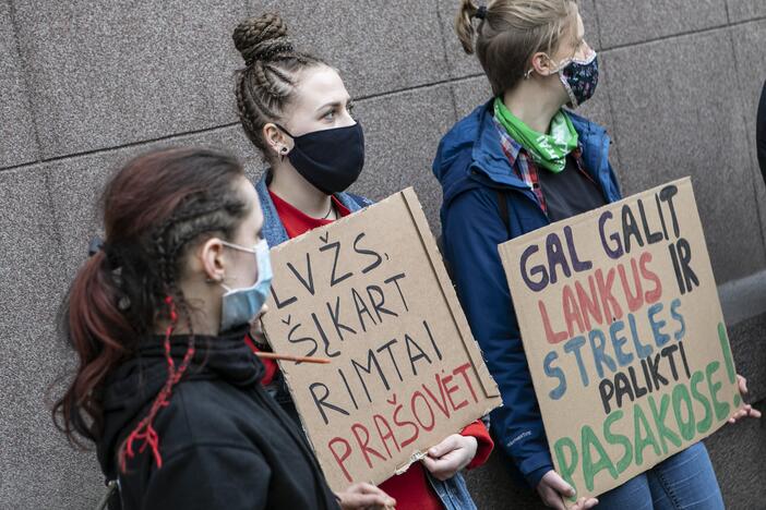 Aktyvistų protestas prieš medžioklę lankais