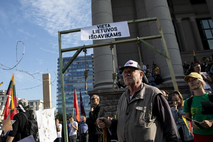 Protestas prie Seimo prieš COVID-19 ribojimus