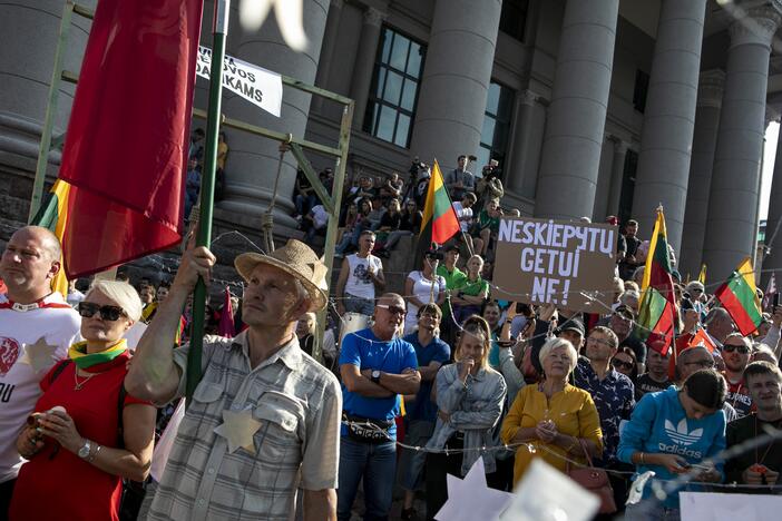 Protestas prie Seimo prieš COVID-19 ribojimus