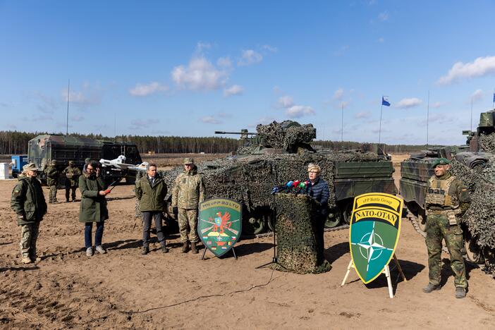 Premjerė aplankė NATO karius