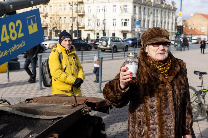 Prie rusų tanko – lankytojai su žvakėmis ir gėlėmis