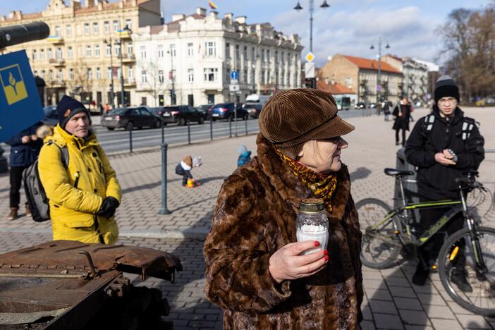 Prie rusų tanko – lankytojai su žvakėmis ir gėlėmis