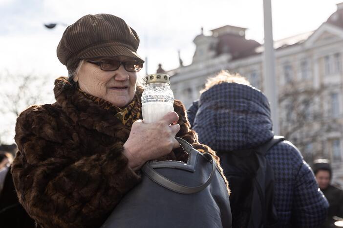 Prie rusų tanko – lankytojai su žvakėmis ir gėlėmis