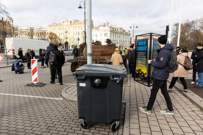 Prie rusų tanko – lankytojai su žvakėmis ir gėlėmis