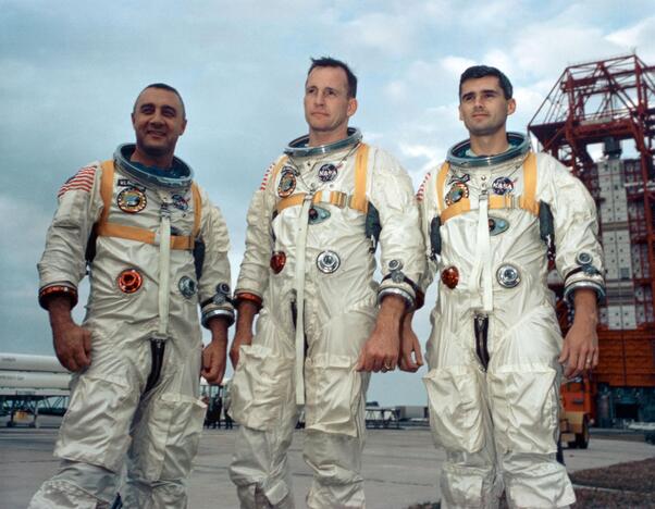 1971 m. trys JAV kosminio laivo „Apollo 14“ astronautai išsilaipino Mėnulyje