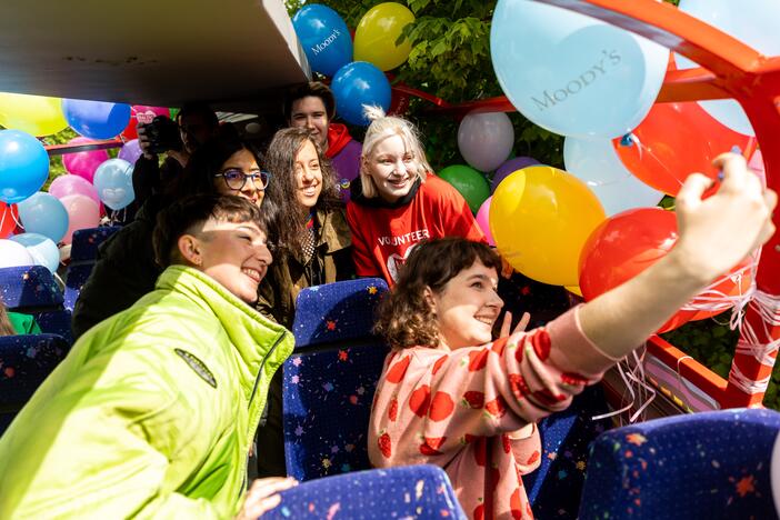 Pajudėjo „Baltic Pride“ Vaivorykštės autobusas