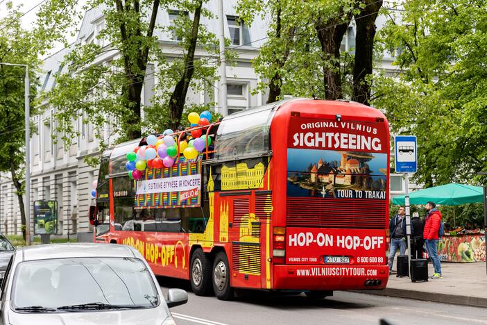 Pajudėjo „Baltic Pride“ Vaivorykštės autobusas