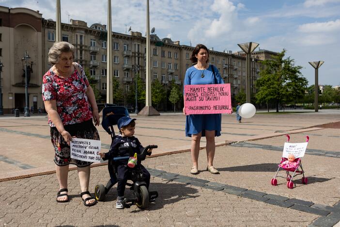 Mamų piketas dėl naujos motinystės išmokų tvarkos