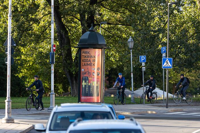 Prezidentas į darbą važiavo dviračiu