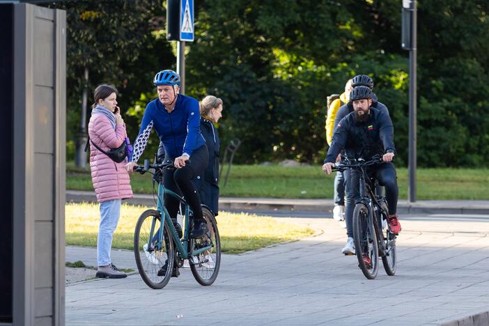 Prezidentas į darbą važiavo dviračiu