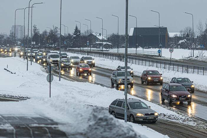 Lietuvoje eismą apsunkino plikledis