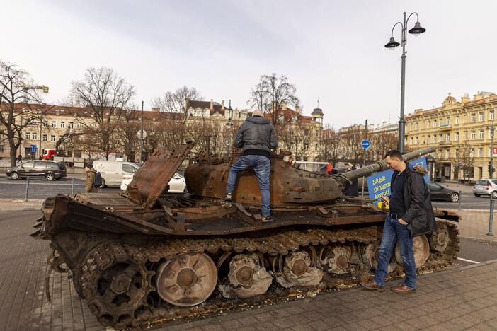 Rusų tanką apipurškė dažais