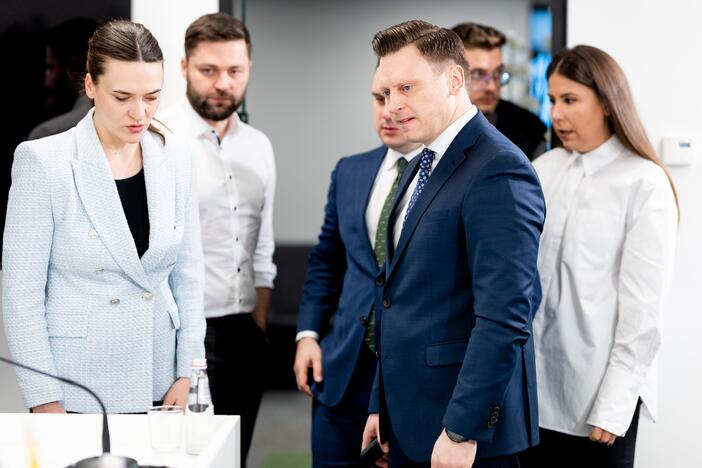 Partijų spaudos konferencijos po pirmojo rinkimų turo