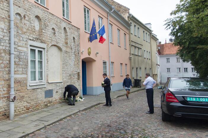 Gėlės ir žvakutės prie Prancūzijos ambasados Vilniuje