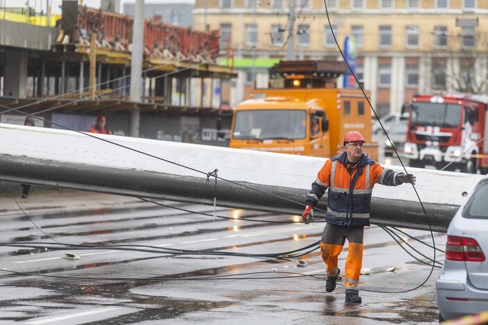 Sostinės Kauno gatvėje nukrito kranas