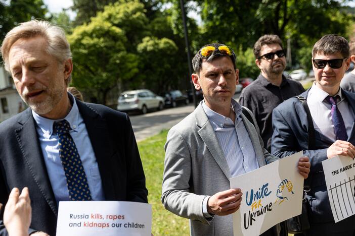 Protestas prie Rusijos ambasados dėl Ukrainoje grobiamų vaikų