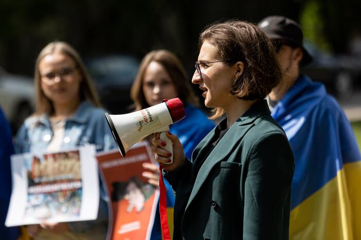 Protestas prie Rusijos ambasados dėl Ukrainoje grobiamų vaikų