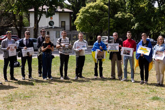 Protestas prie Rusijos ambasados dėl Ukrainoje grobiamų vaikų