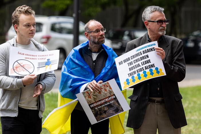 Protestas prie Rusijos ambasados dėl Ukrainoje grobiamų vaikų