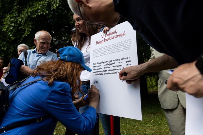 Protestas prie Rusijos ambasados dėl Ukrainoje grobiamų vaikų