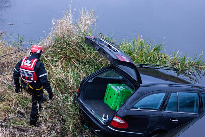 Į upę ties Grigiškėmis įlėkė automobilis