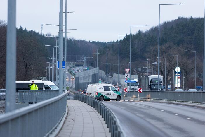 Į upę ties Grigiškėmis įlėkė automobilis