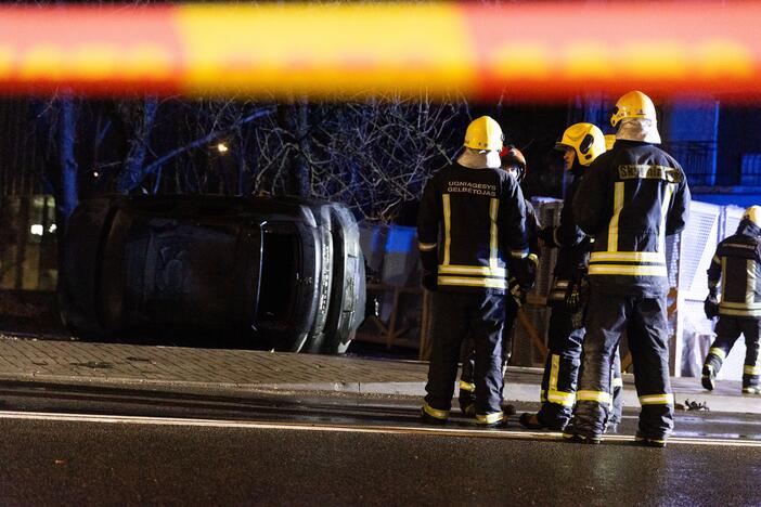 Vilniuje užsidegė kraunamas elektromobilis