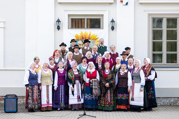 Saulėgrąžų sodinimo akcija Tuskulėnų rimties parke