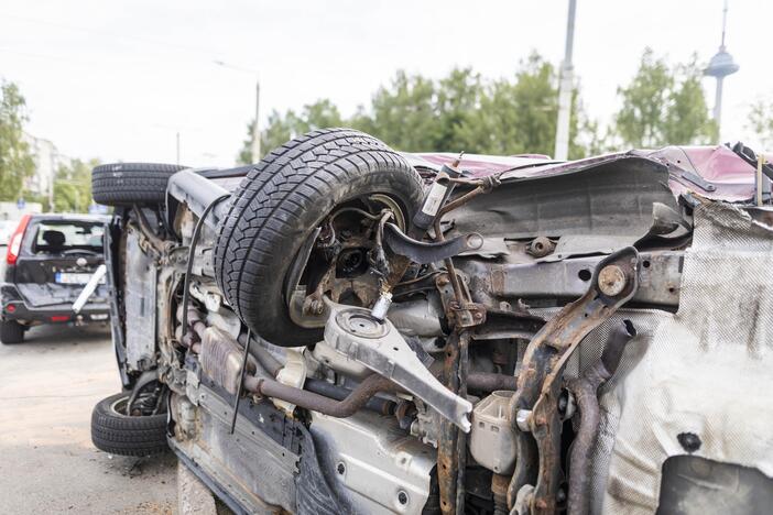 Vilniuje – girta moteris rėžėsi į šešis automobilius