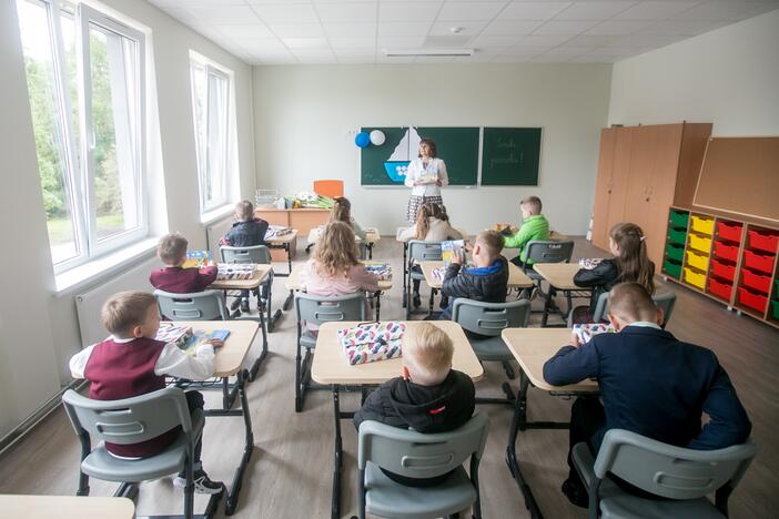 Naujakuriai: rekonstruojamame Ramučių kultūros centre įkurtuvės švęstos keturiose pradinės mokyklos klasėse, ikimokyklinukų grupėje ir bibliotekoje.