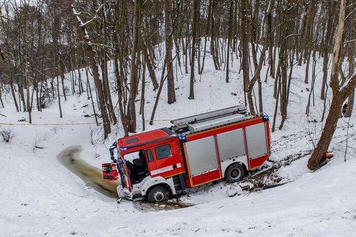 Į gaisrą skubėję ugniagesiai Panemunėje rėžėsi į stotelę