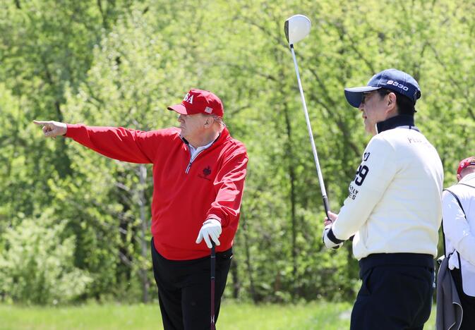 Aistra: golfas – neatsiejama ne tik D.Trumpo laisvalaikio, bet ir darbo dalis. Nuot­rau­ko­je – jis, dar Bal­tų­jų rū­mų šei­mi­nin­kas, su Ja­po­ni­jos prem­je­ru Shin­zo Abe 2017 m.