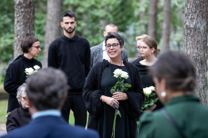 Atsisveikinimas su rašytoju R. Marčėnu