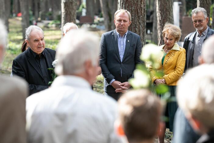 Atsisveikinimas su rašytoju R. Marčėnu