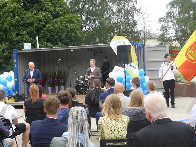 Pagerbimas: geriausiai brandos egzaminus išlaikiusius Klaipėdos abiturientus meras V.Grubliauskas pakvietė į padėkos ceremoniją Atgimimo aikštėje.