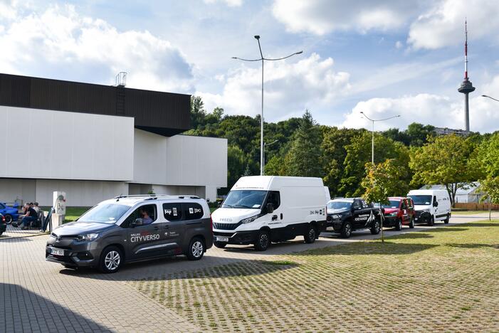 Dalyviai: šiemet Lietuvos komercinio automobilio rinkimų ekspertai vertino aštuonis modelius.