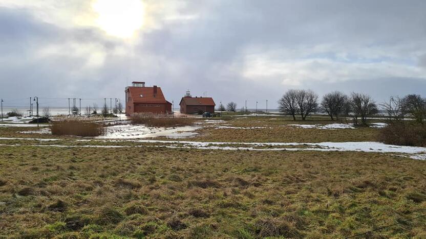 Situacija: Ventės rage sniego nematyti, nors ant Kuršių marių ledas dar laikosi.