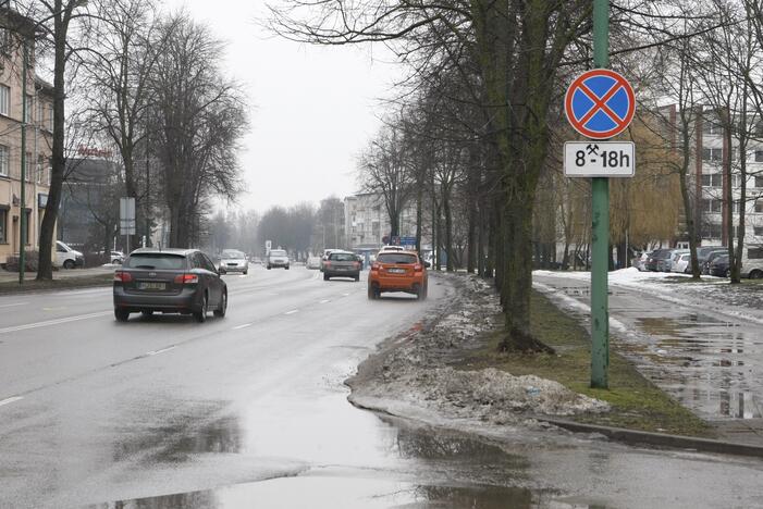 Ribojimai: Sausio 15-osios gatvėje automobilių stovėjimą darbo dienos metu draudžia kelio ženklai.