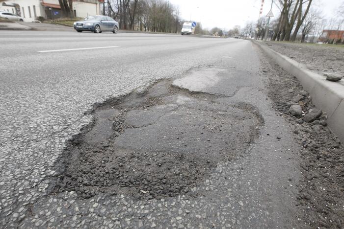 Padėtis: Klaipėdoje po žiemos gatvėse atsivėrė daug duobių.