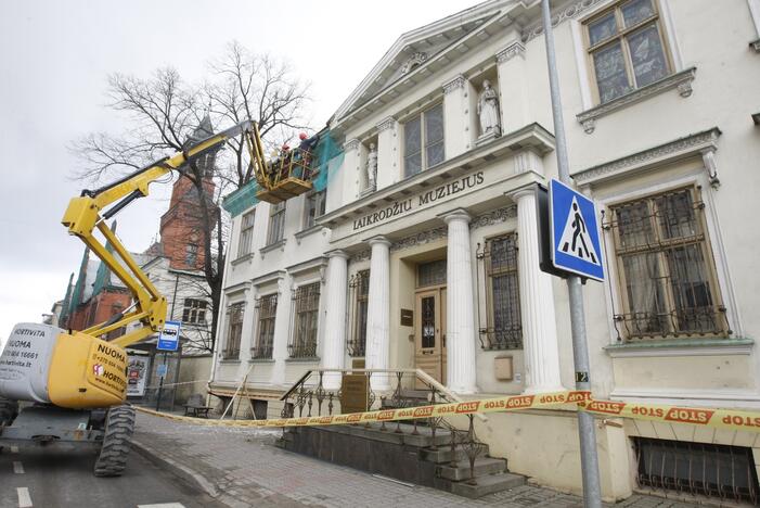 Saugumas: kad byrančios fasado detalės nesužeistų žmonių, pastatas dengiamas apsauginiu tinklu.