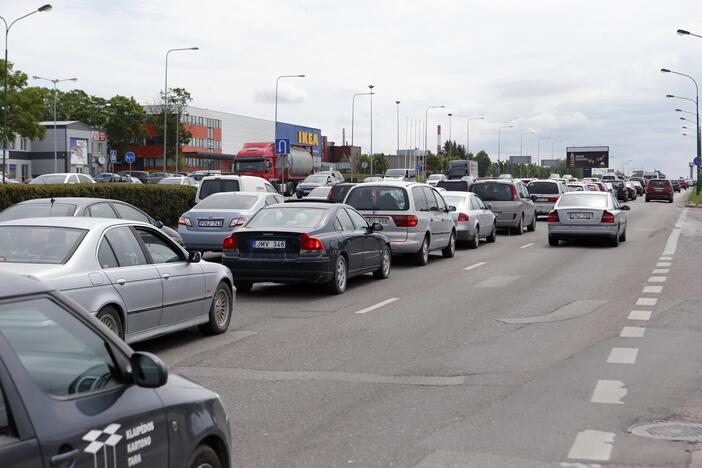 Problema: rytinėmis piko valandomis spūstys Klaipėdos gatvėse esą sumažėtų, jei daugiau vaikų į mokyklas važiuotų viešuoju transportu, dviračiais ar paspirtukais.