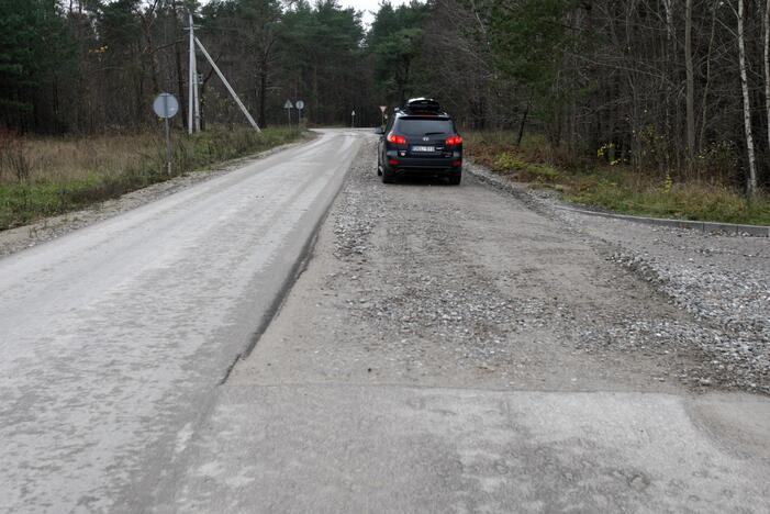 Keistenybė: H.Šojaus gatvė, esanti už Lėbartų kapinių, žmonėms kelia nuostabą – išasfaltuota tik dalis žvyrkelio, darbai nebevyksta jau daugiau nei metus.