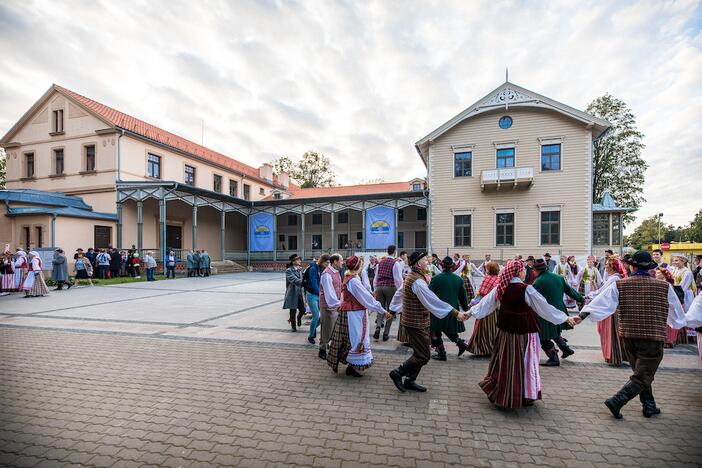 Reginys: tarptautinis liaudiškų šokių festivalis „Palangos miestely“ kurorte plyksteli ryškiomis spalvomis bei smagia nuotaika.