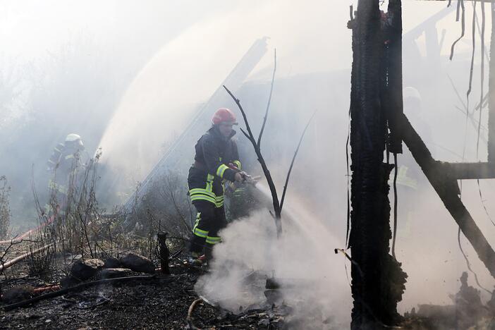 Pavojai: netikėtai plykstelėjusi liepsna gali sunaikinti ir didžiausius turtus.